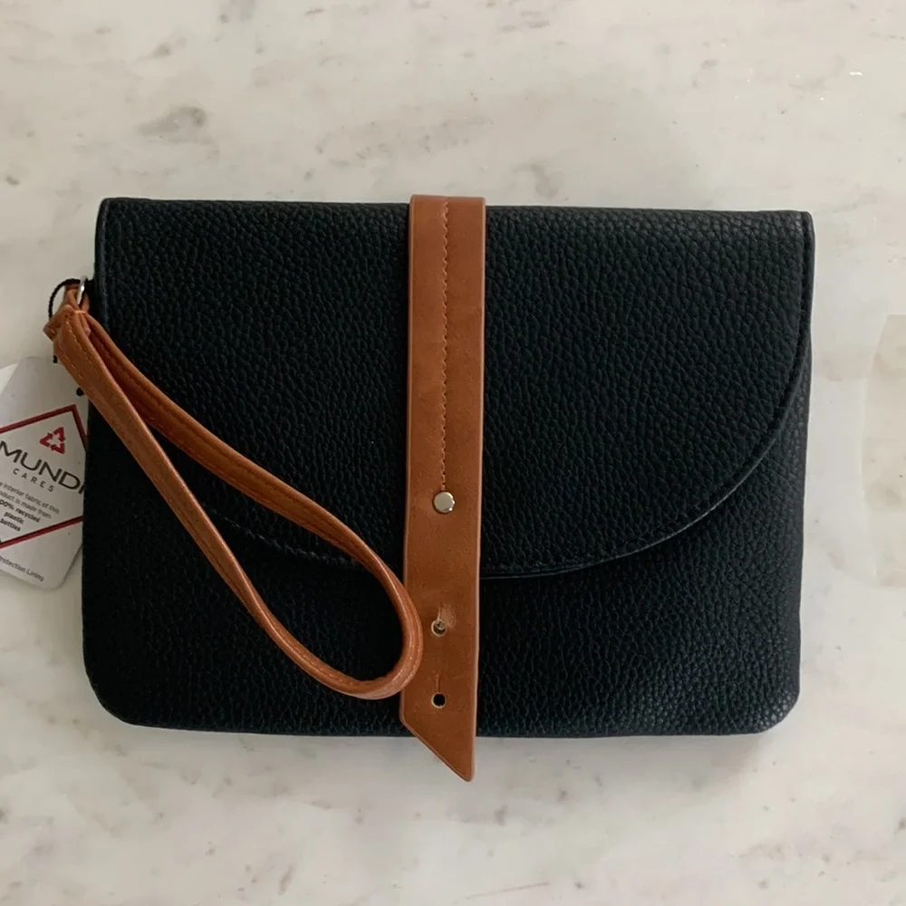Mundi Girls Night Out Wristlet in Black